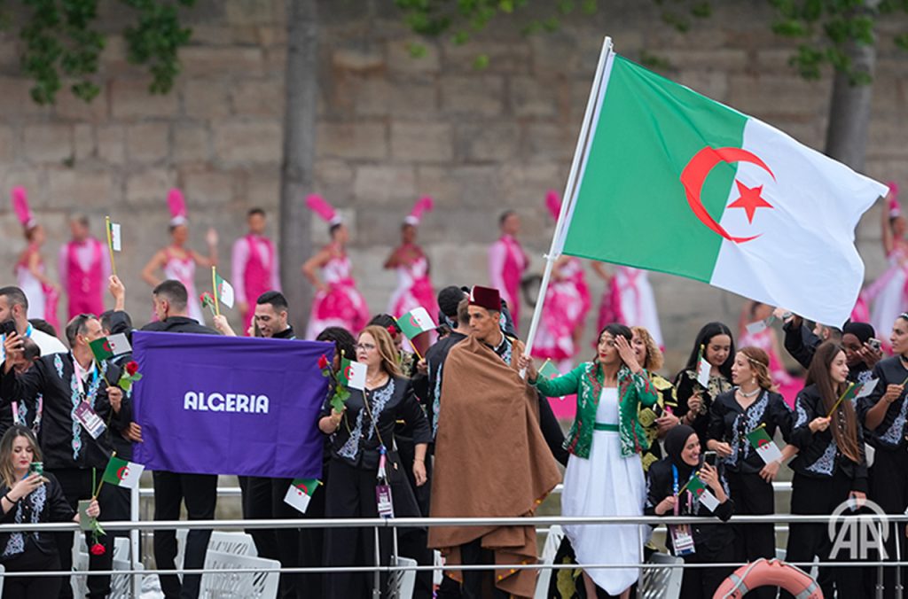Hommage de la délégation Algérienne lors de la cérémonie d'ouverture des JO 2024 : Des roses dans la seine
