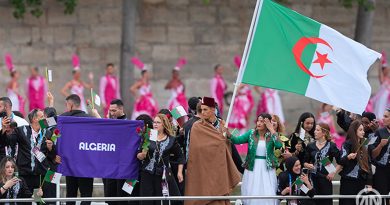 Hommage de la délégation Algérienne lors de la cérémonie d'ouverture des JO 2024 : Des roses dans la seine