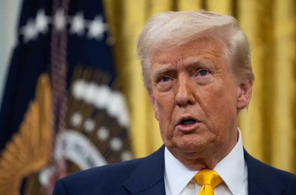 Trump lance une carte dorée à 5 millions de dollars pour remplacer la carte verte