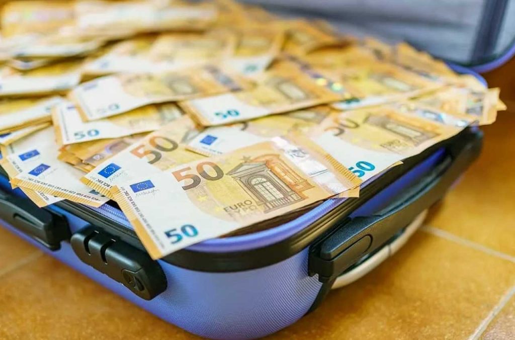 Aéroport d'Alger : Un voyageur arrêté avec près de 500 000 euros