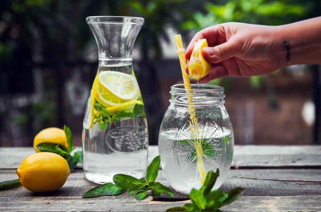Faut-il vraiment boire de l’eau citronnée au réveil ?