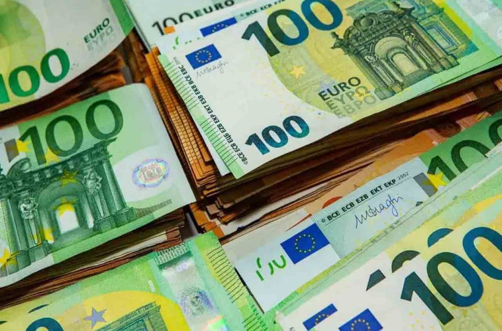 Taxe de 33 % sur les transferts France-Algérie : une mesure qui inquiète la diaspora