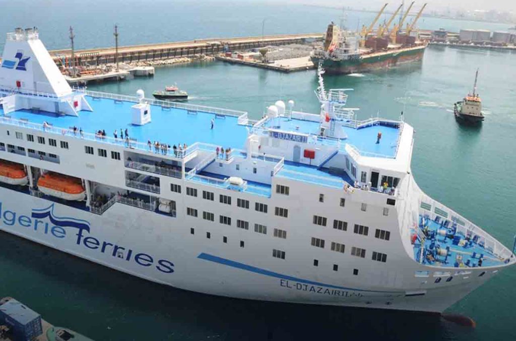 Des voitures tombent du navire El Djazaïr II d'Algérie Ferries au port de Marseille