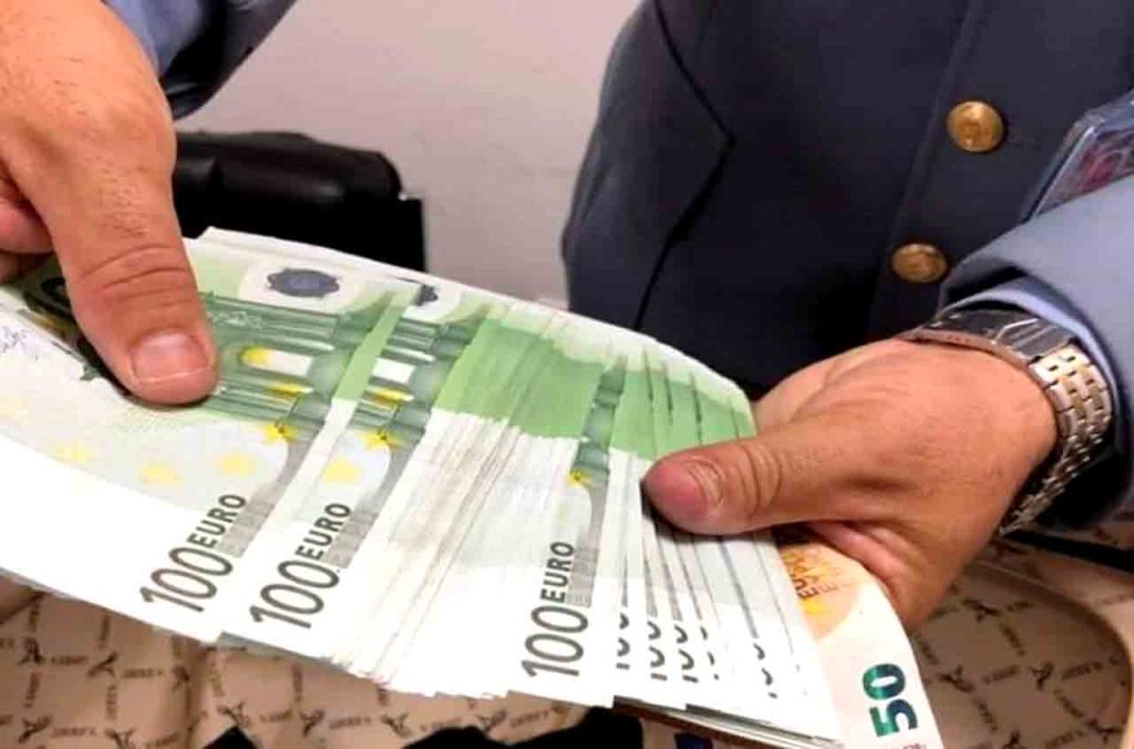 Algérie : le PLF 2026 resserre l’étau sur les devises et les voyageurs